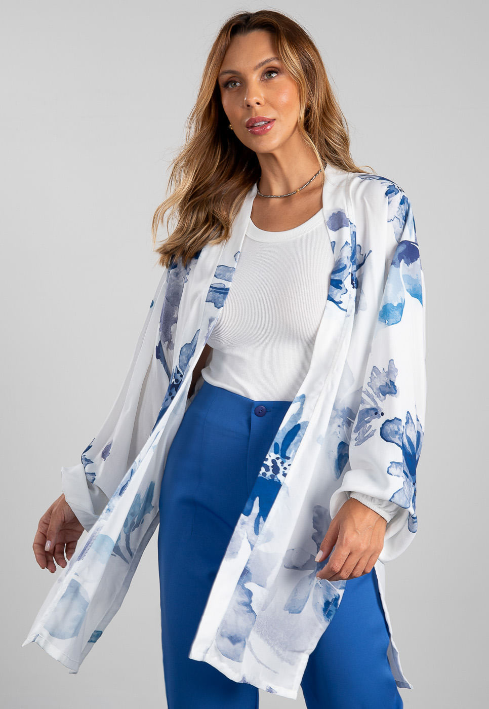 241011209A_KIMONO-ALONGADO-EM-VISCOSE-FLORAL-AQUARELADA-AZUL_1