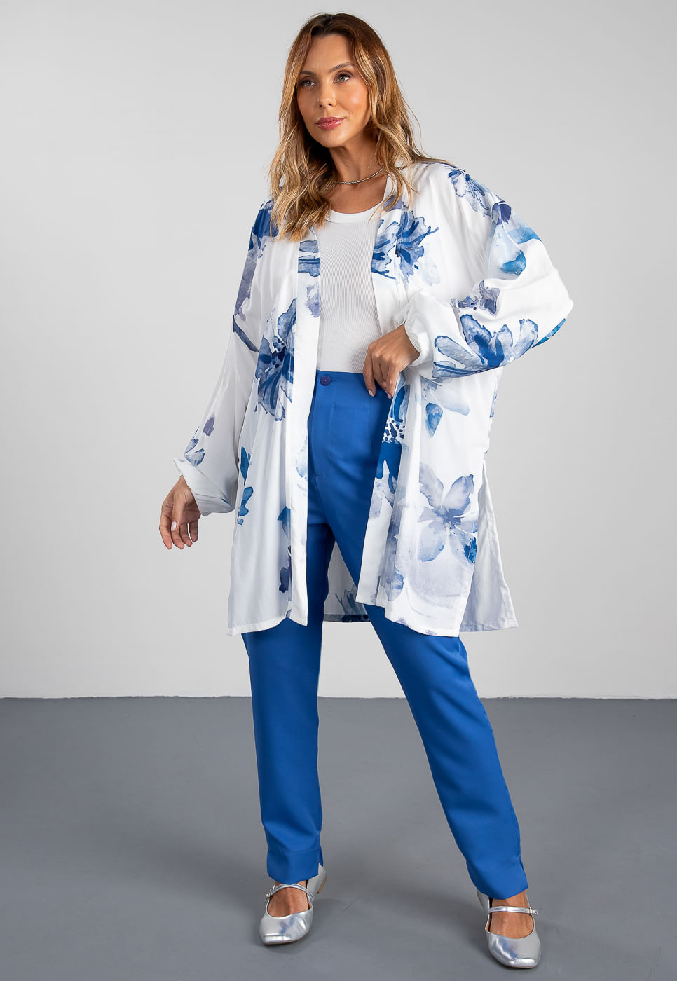 241011209A_KIMONO-ALONGADO-EM-VISCOSE-FLORAL-AQUARELADA-AZUL_4