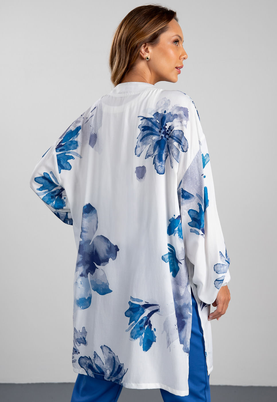 241011209A_KIMONO-ALONGADO-EM-VISCOSE-FLORAL-AQUARELADA-AZUL_999