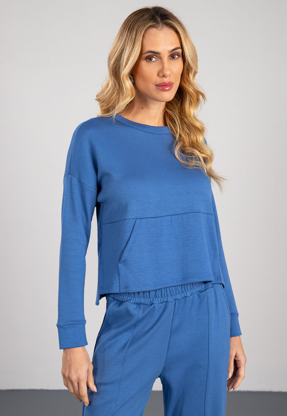 241011205B_BLUSA-COM-BOLSO-EM-MALHA-DE-VISCOSE-AZUL-COBALTO_3