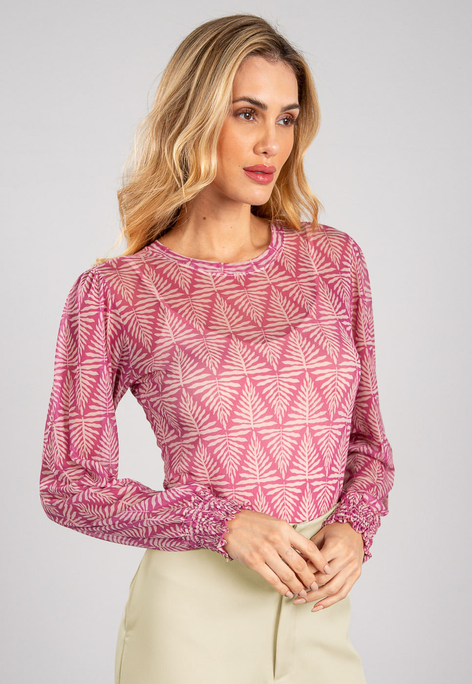 241011232A_BLUSA-MANGA-BUFANTE-EM-TULE-ABSTRATO-ROSA_5