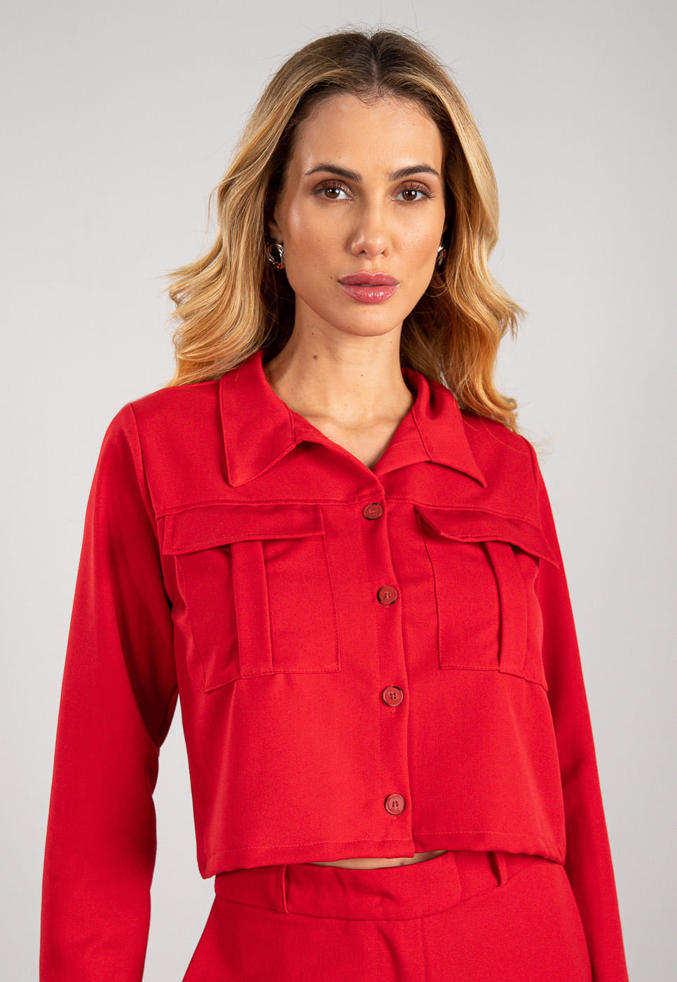 241011233A_CAMISA-CROPPED-EM-ALFAIATARIA-VERMELHO_4