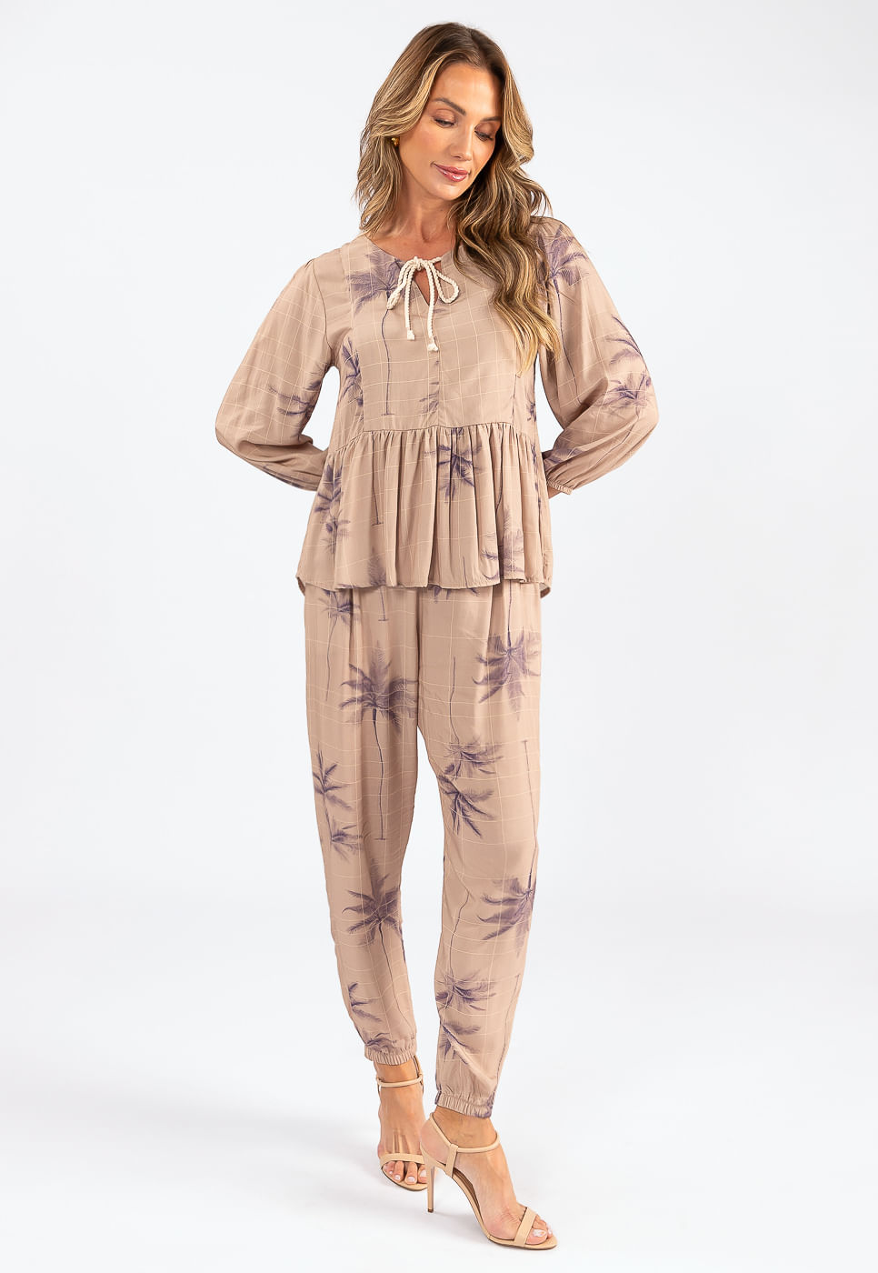 242070359A_CALCA-SLOUCHY-EM-VISCOSE-ESTAMPA-COQUEIRO-QUADRICULADO-BEGE_2
