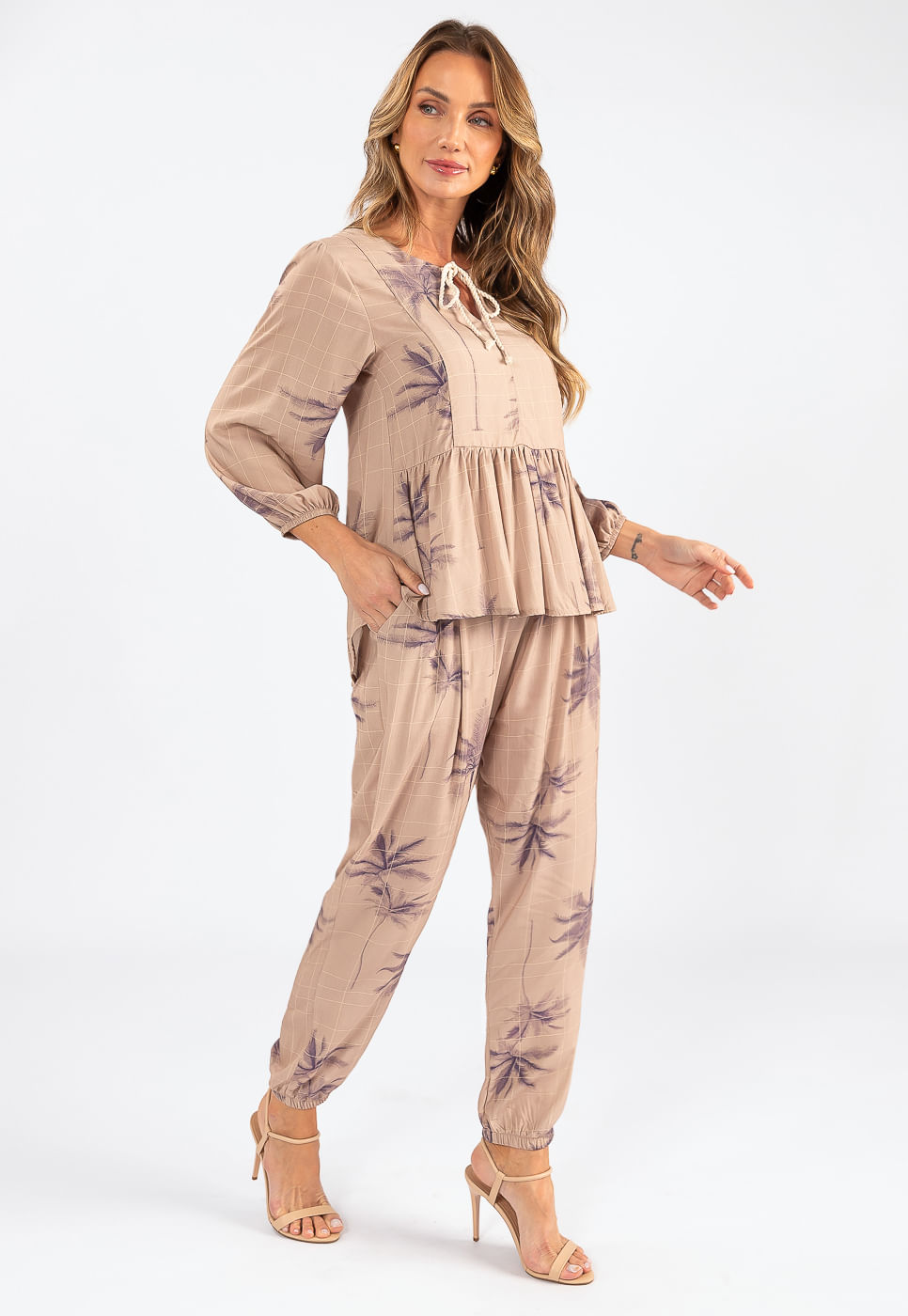 242070359A_CALCA-SLOUCHY-EM-VISCOSE-ESTAMPA-COQUEIRO-QUADRICULADO-BEGE_3