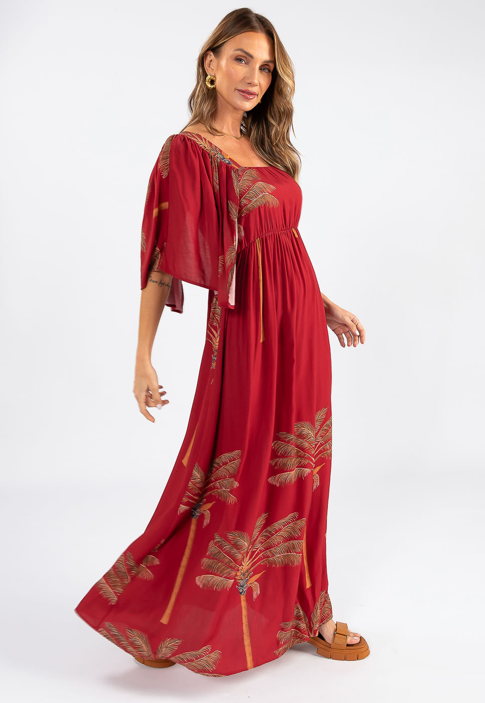 242030723A_VESTIDO-LONGO-MANGA-AMPLA-EM-VISCOSE-COM-ESTAMPA-COQUEIRO-MAXI-VERMELHO_10