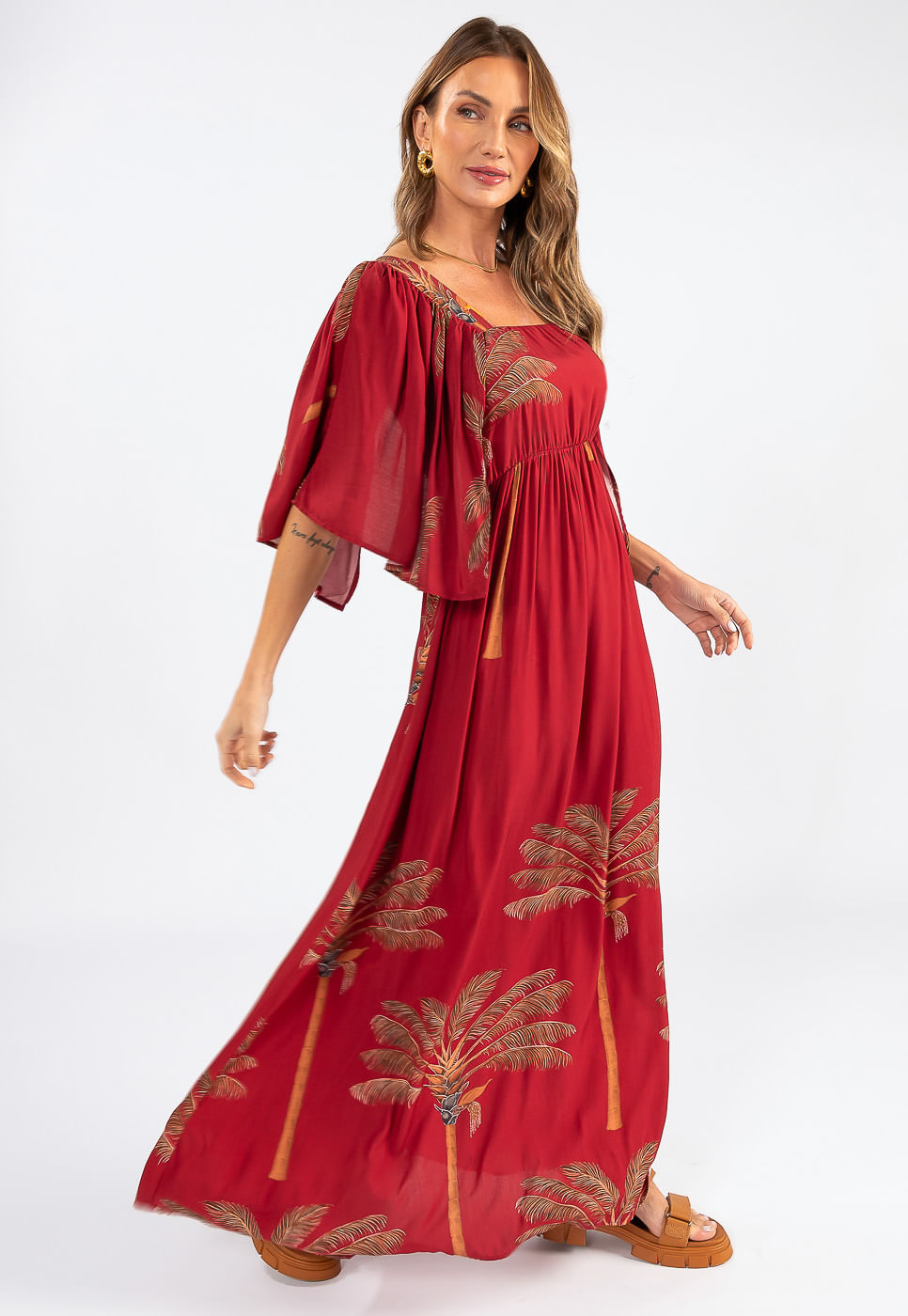 242030723A_VESTIDO-LONGO-MANGA-AMPLA-EM-VISCOSE-COM-ESTAMPA-COQUEIRO-MAXI-VERMELHO_11