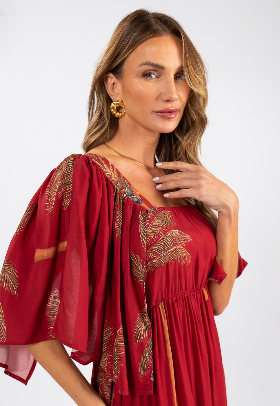 242030723A_VESTIDO-LONGO-MANGA-AMPLA-EM-VISCOSE-COM-ESTAMPA-COQUEIRO-MAXI-VERMELHO_8