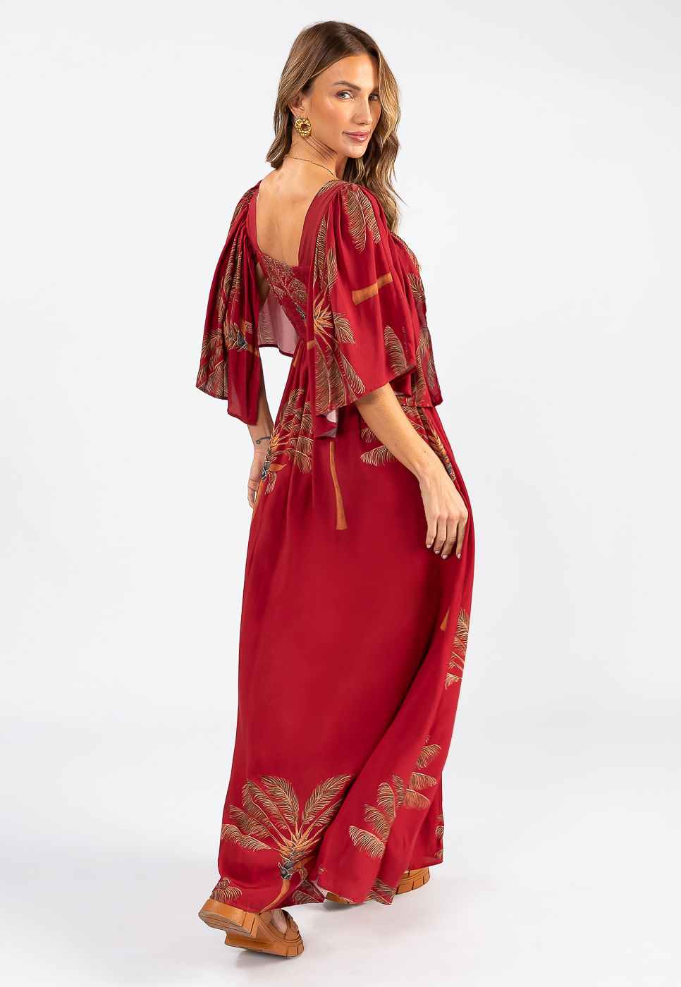 242030723A_VESTIDO-LONGO-MANGA-AMPLA-EM-VISCOSE-COM-ESTAMPA-COQUEIRO-MAXI-VERMELHO_999