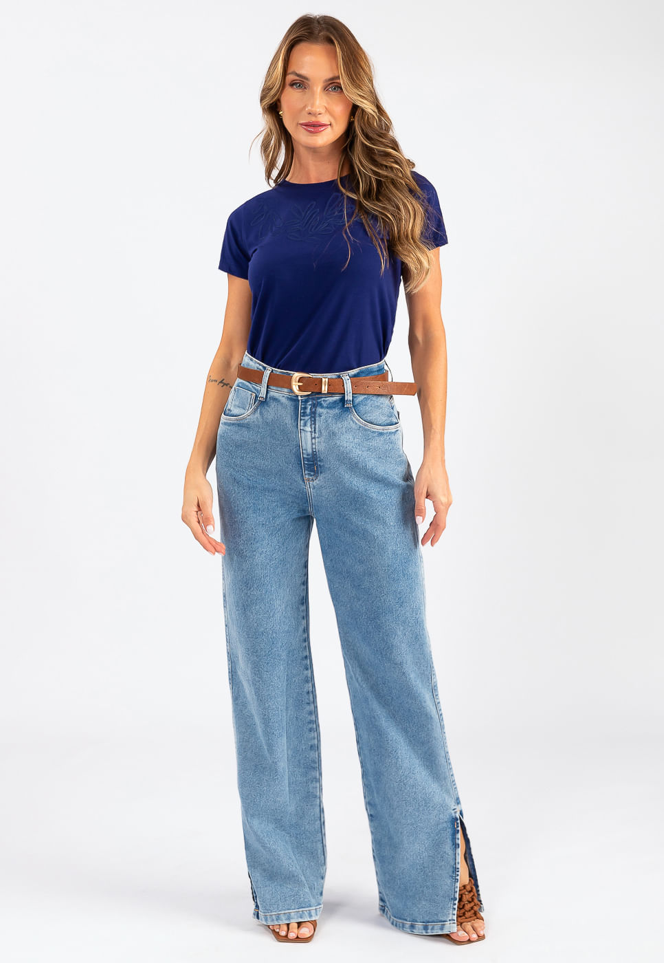 241070346A_CALCA-WIDE-LEG-COM-ABERTURA-NA-BARRA-EM-JEANS-AZUL-ESTONADO_1