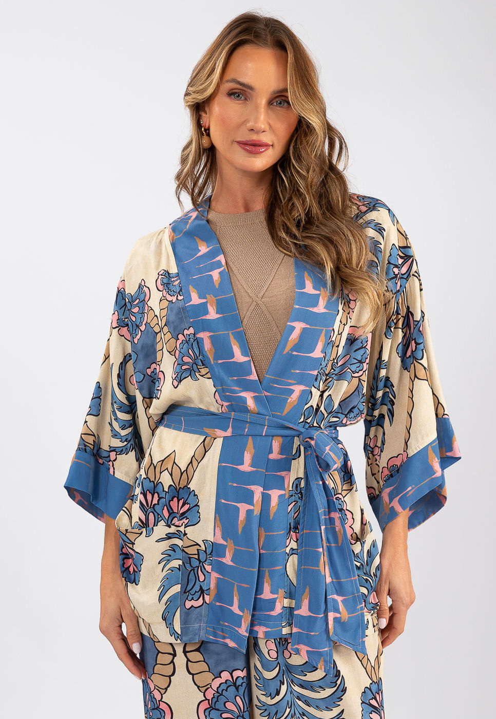 242080221A_KIMONO-ALONGADO-COM-FAIXA-EM-VISCOSE-ORNAMENTAL-AZUL-E-BEGE_1
