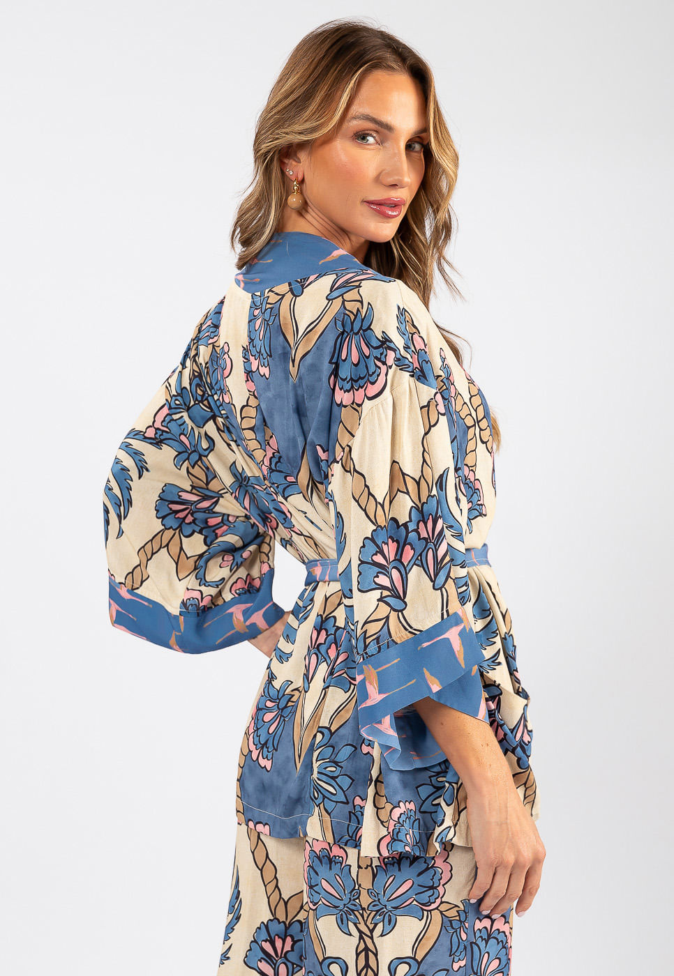 242080221A_KIMONO-ALONGADO-COM-FAIXA-EM-VISCOSE-ORNAMENTAL-AZUL-E-BEGE_3