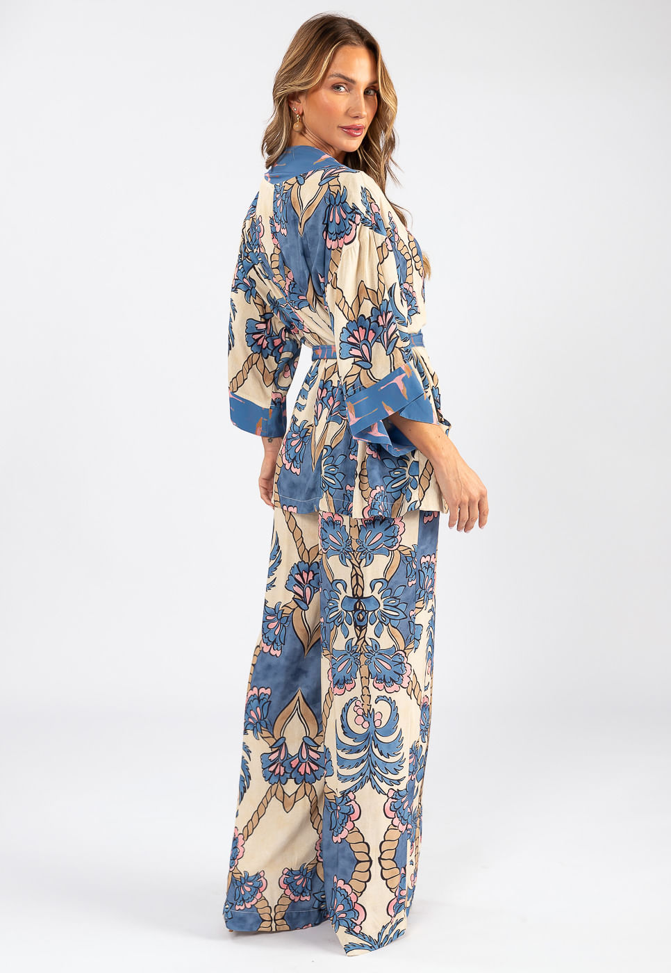 242080221A_KIMONO-ALONGADO-COM-FAIXA-EM-VISCOSE-ORNAMENTAL-AZUL-E-BEGE_5