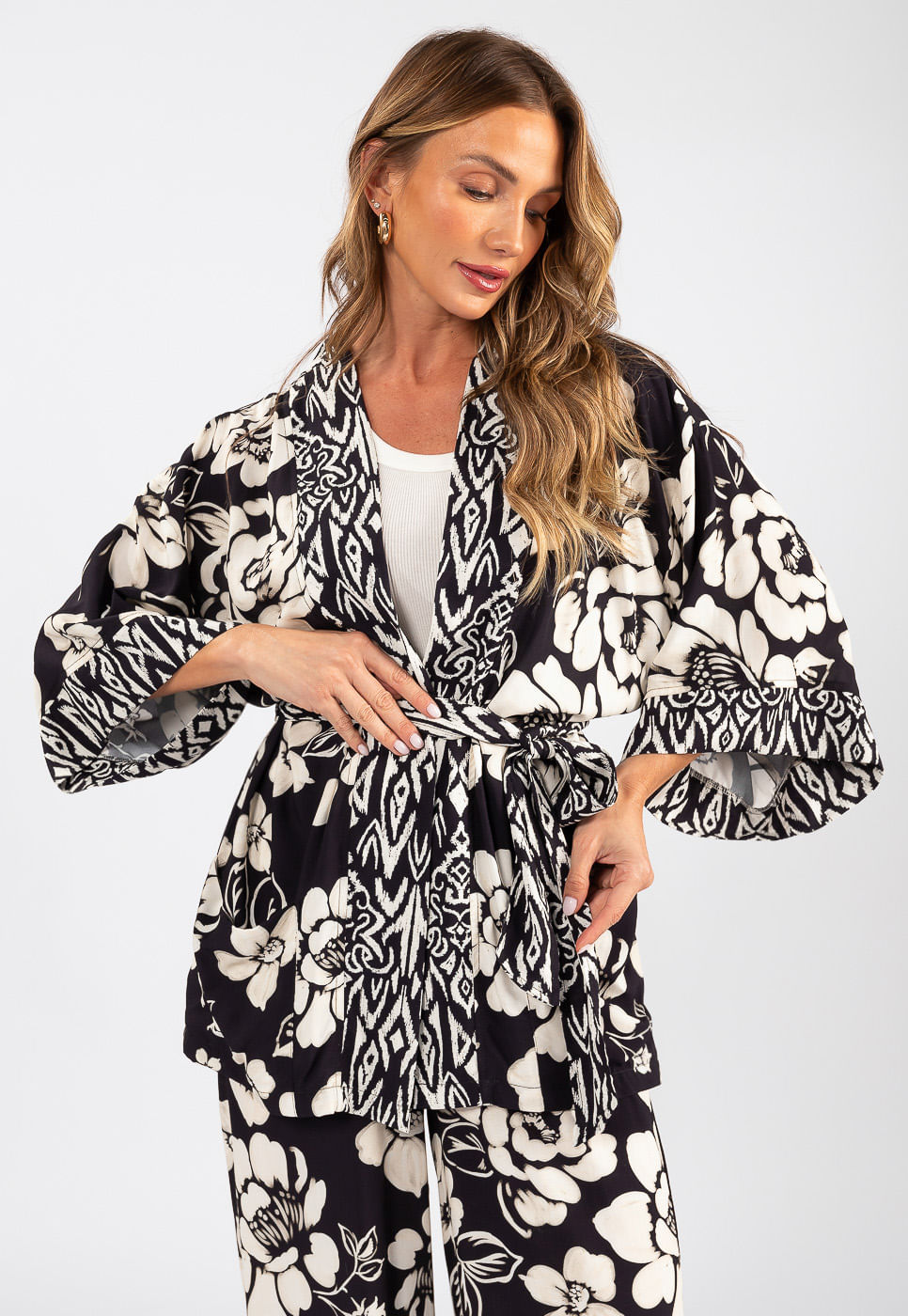 242080221B_KIMONO-ALONGADO-COM-FAIXA-EM-VISCOSE-FLORAL-AQUARELADO-PRETO_1
