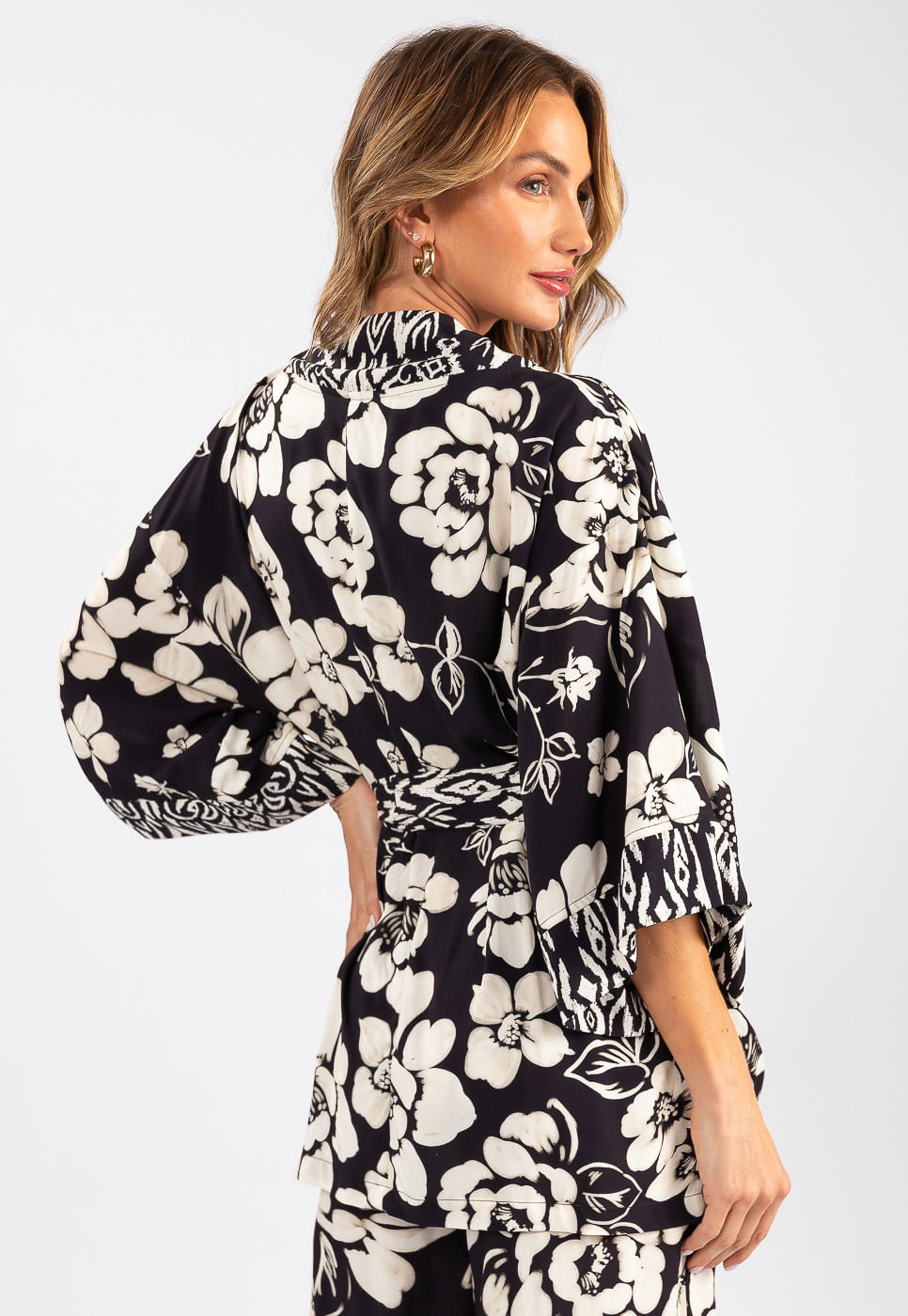 242080221B_KIMONO-ALONGADO-COM-FAIXA-EM-VISCOSE-FLORAL-AQUARELADO-PRETO_2