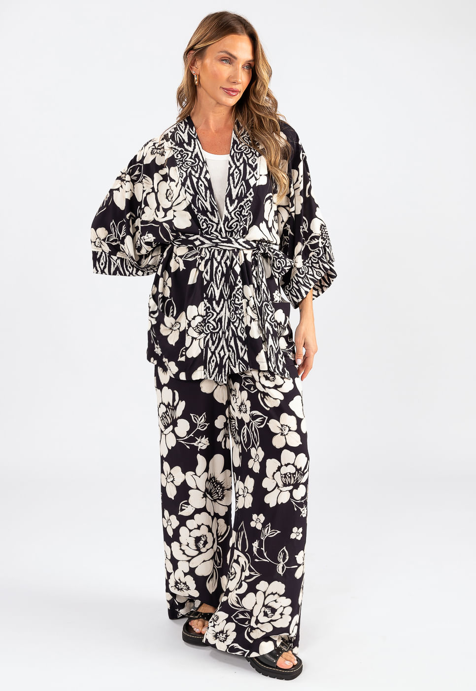 242080221B_KIMONO-ALONGADO-COM-FAIXA-EM-VISCOSE-FLORAL-AQUARELADO-PRETO_4