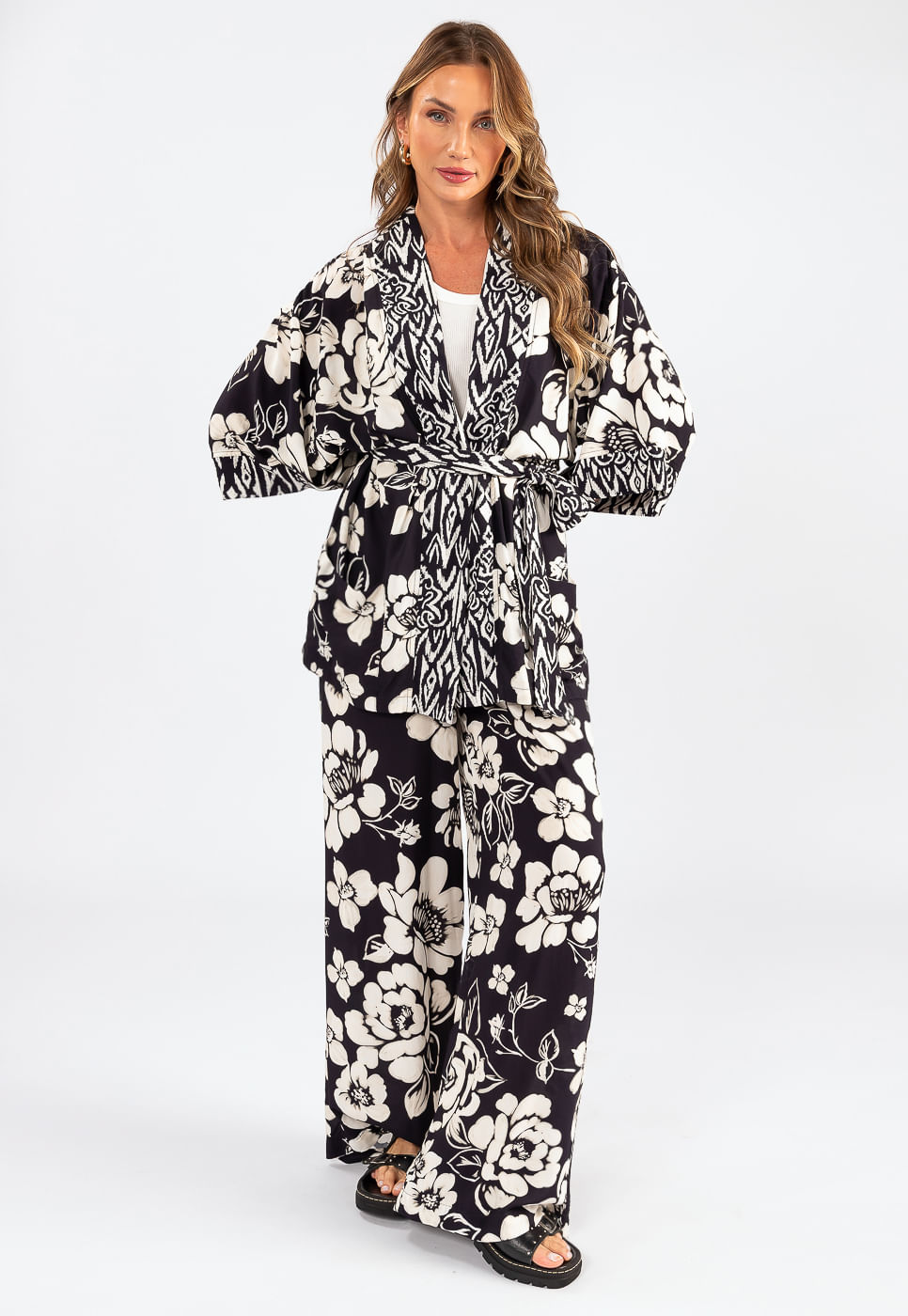 242070362B_CALCA-PANTALONA-EM-VISCOSE-FLORAL-AQUARELADO-PRETO_1