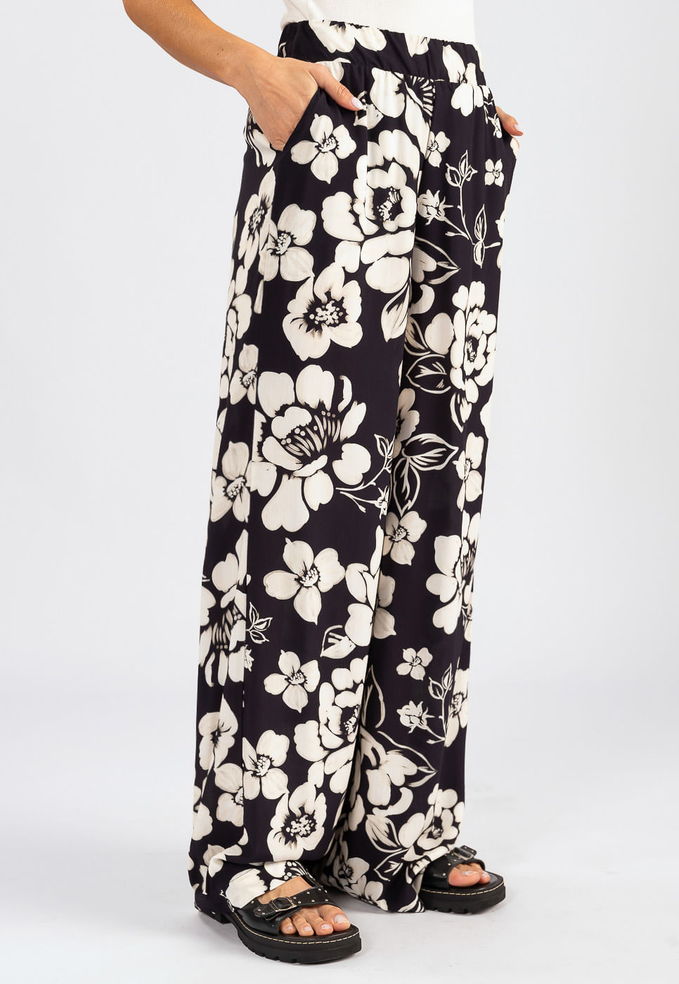 242070362B_CALCA-PANTALONA-EM-VISCOSE-FLORAL-AQUARELADO-PRETO_999