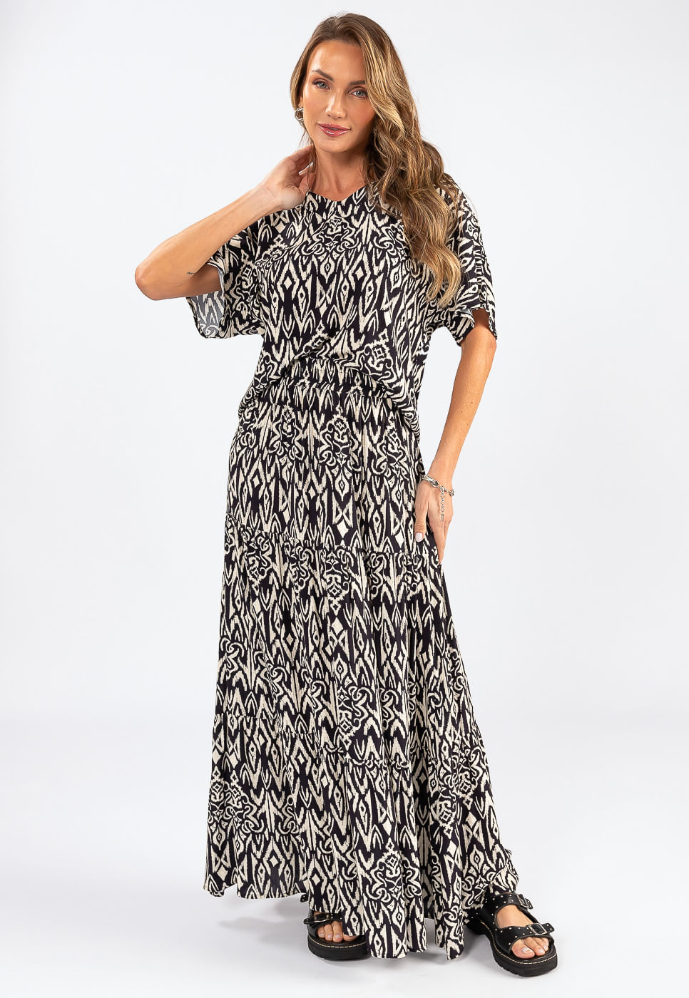 242020220B_SAIA-LONGA-COM-RECORTES-FRANZIDOS-EM-VISCOSE-ESTAMPA-TRIBAL-PRETO-E-OFF-WHITE_1