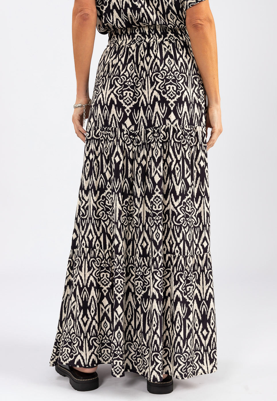 242020220B_SAIA-LONGA-COM-RECORTES-FRANZIDOS-EM-VISCOSE-ESTAMPA-TRIBAL-PRETO-E-OFF-WHITE_999