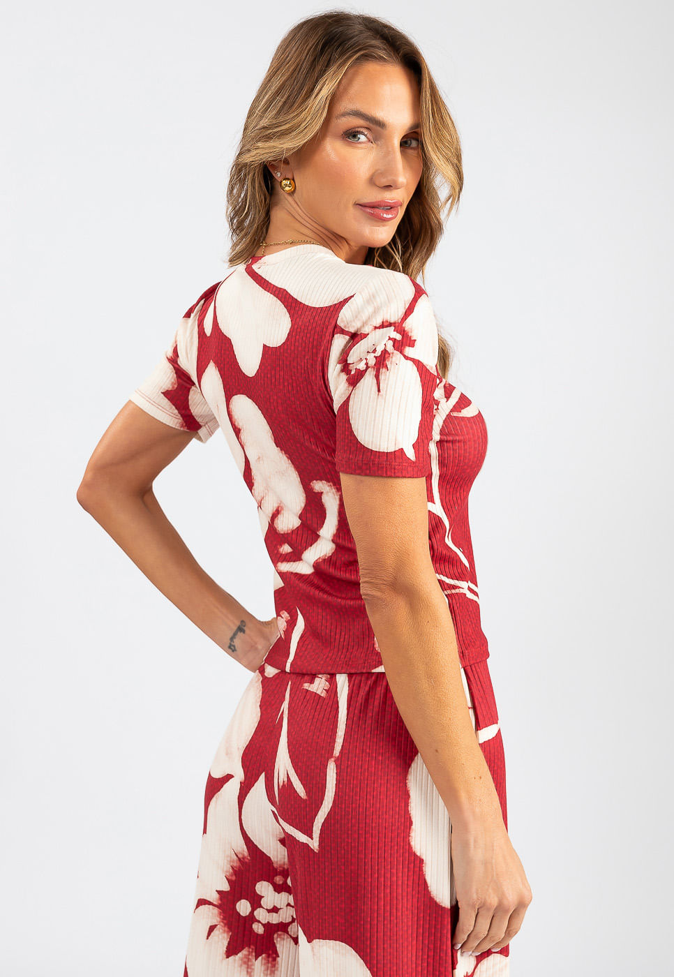 242011252A_BLUSA-MANGA-CURTA-EM-MALHA-CANELADA-FLORAL-AQUARELADO-VERMELHO-MAXI_4