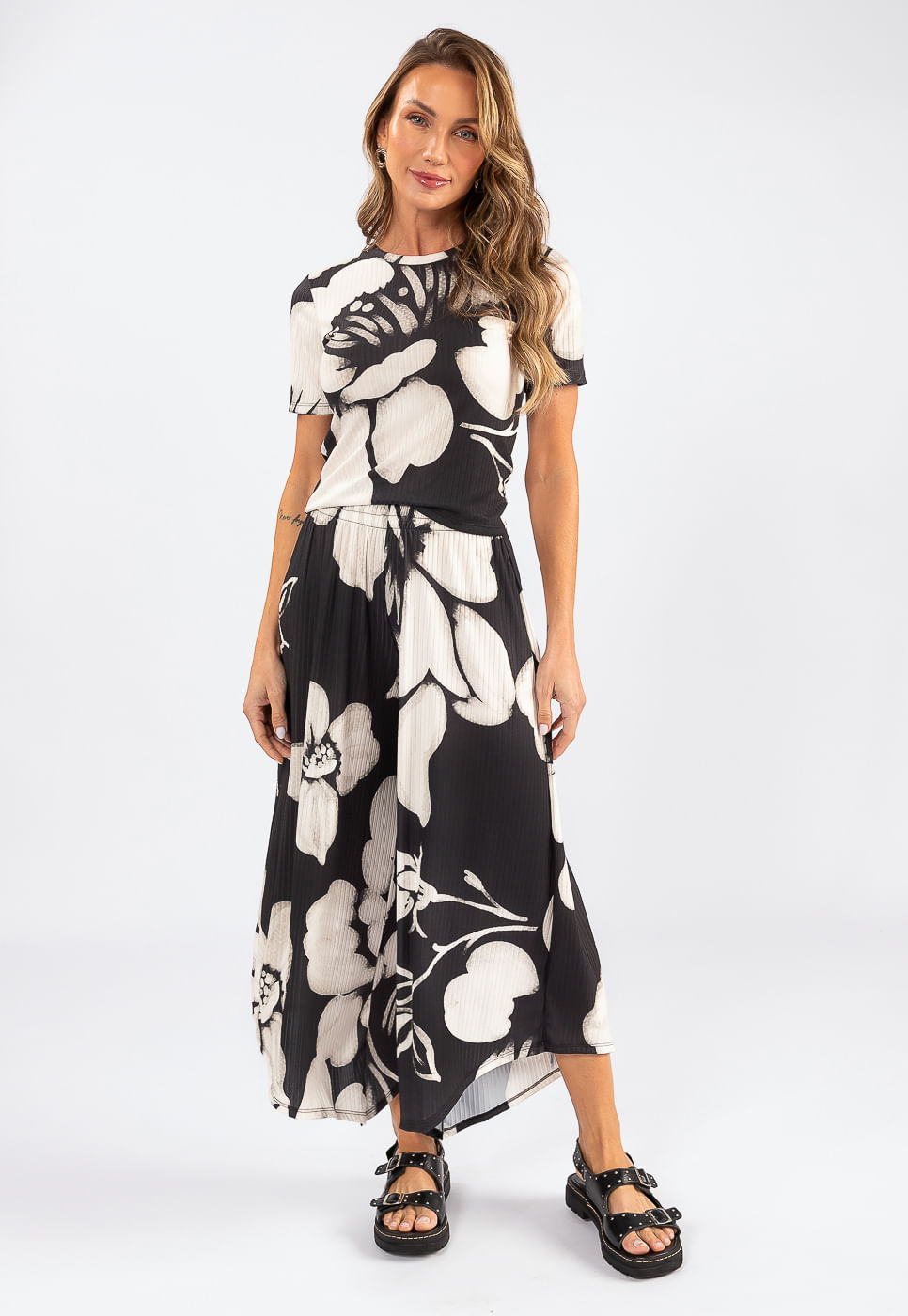 242011252B_BLUSA-MANGA-CURTA-EM-MALHA-CANELADA-FLORAL-AQUARELADO-PRETO-MAXI_999