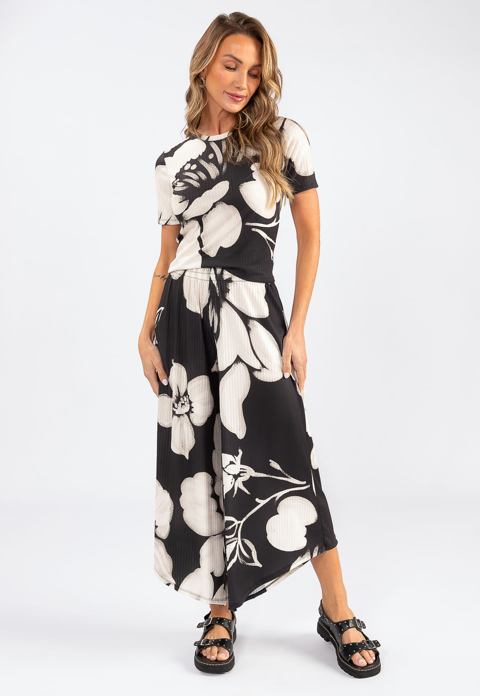 242070363B_CALCA-PANTACOURT-EM-MALHA-CANELADA-FLORAL-AQUARELADO-PRETO-MAXI_1