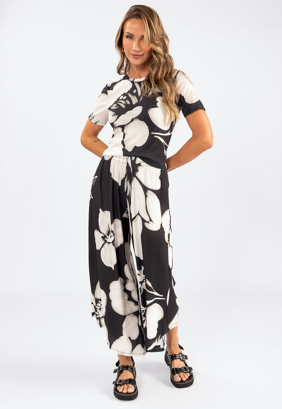 242070363B_CALCA-PANTACOURT-EM-MALHA-CANELADA-FLORAL-AQUARELADO-PRETO-MAXI_2