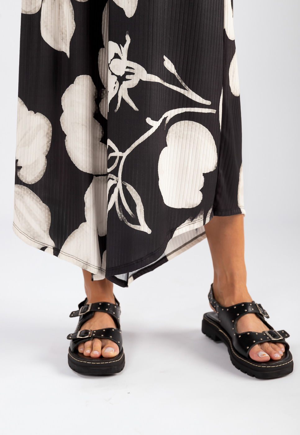 242070363B_CALCA-PANTACOURT-EM-MALHA-CANELADA-FLORAL-AQUARELADO-PRETO-MAXI_4