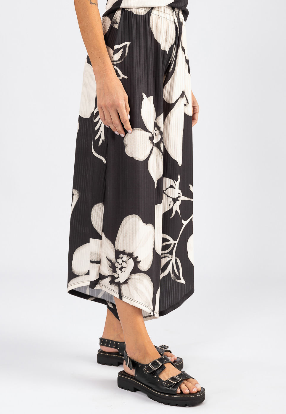 242070363B_CALCA-PANTACOURT-EM-MALHA-CANELADA-FLORAL-AQUARELADO-PRETO-MAXI_5