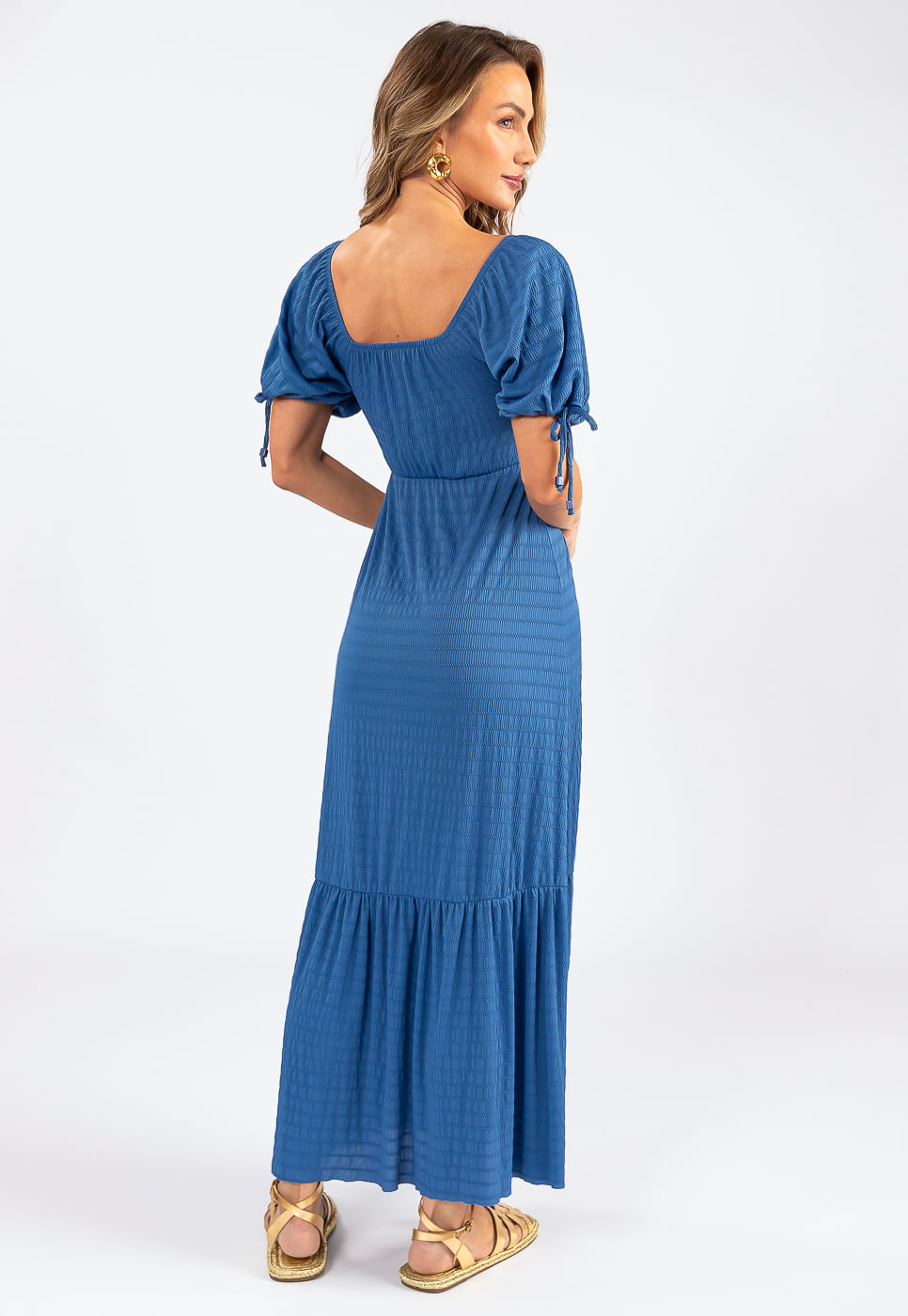 242030726A_VESTIDO-LONGO-COM-DECOTE-CORACAO-EM-MALHA-TEXTURIZADA-AZUL-ACQUA_4