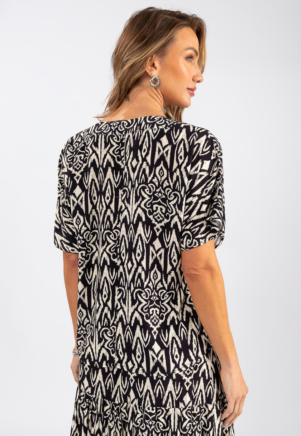 242011247B_BLUSA-DECOTE-V-EM-VISCOSE-COM-ESTAMPA-TRIBAL-PRETO-E-OFF-WHITE_6