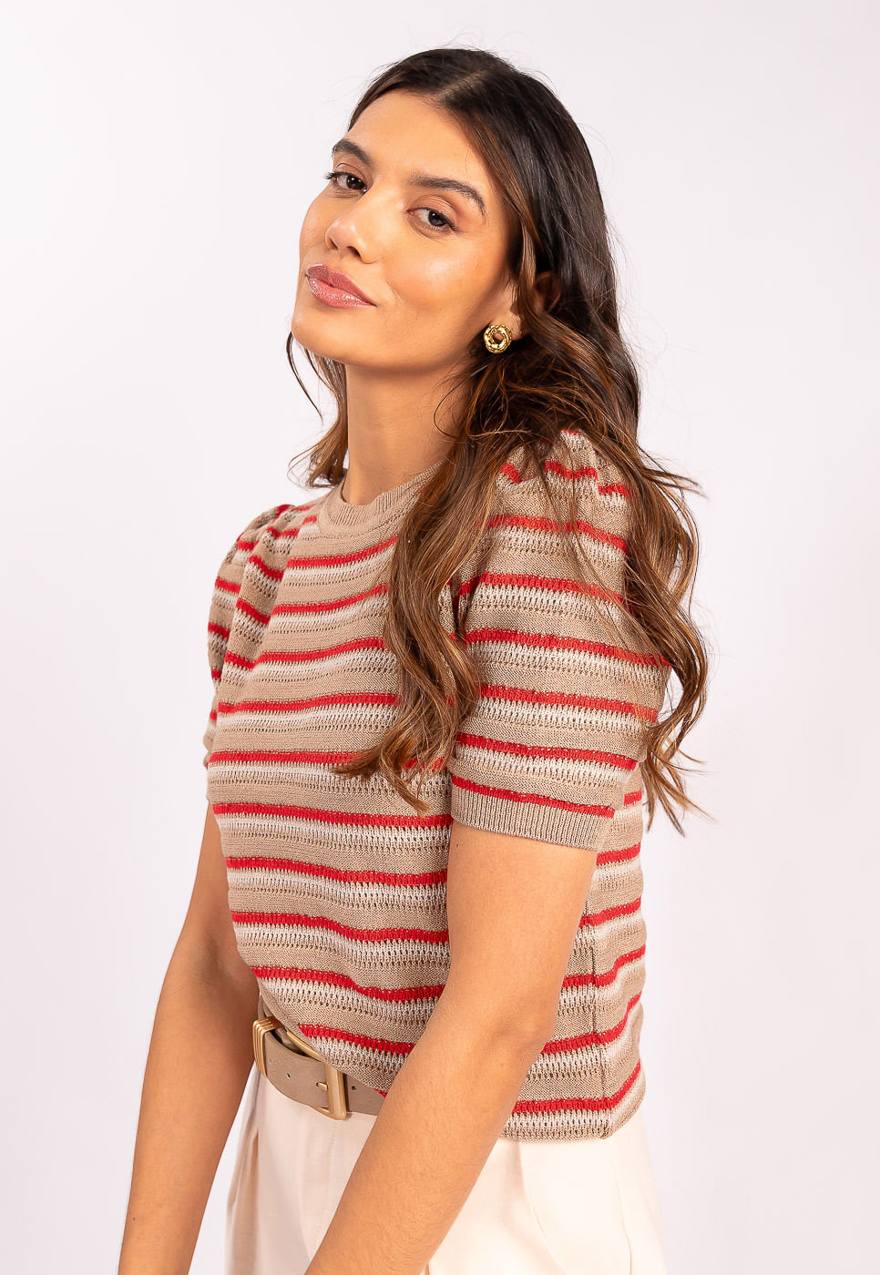 242011262A_BLUSA-MANGA-CURTA-EM-TRICOT-LISTRADO-BEGE-E-VERMELHO_1