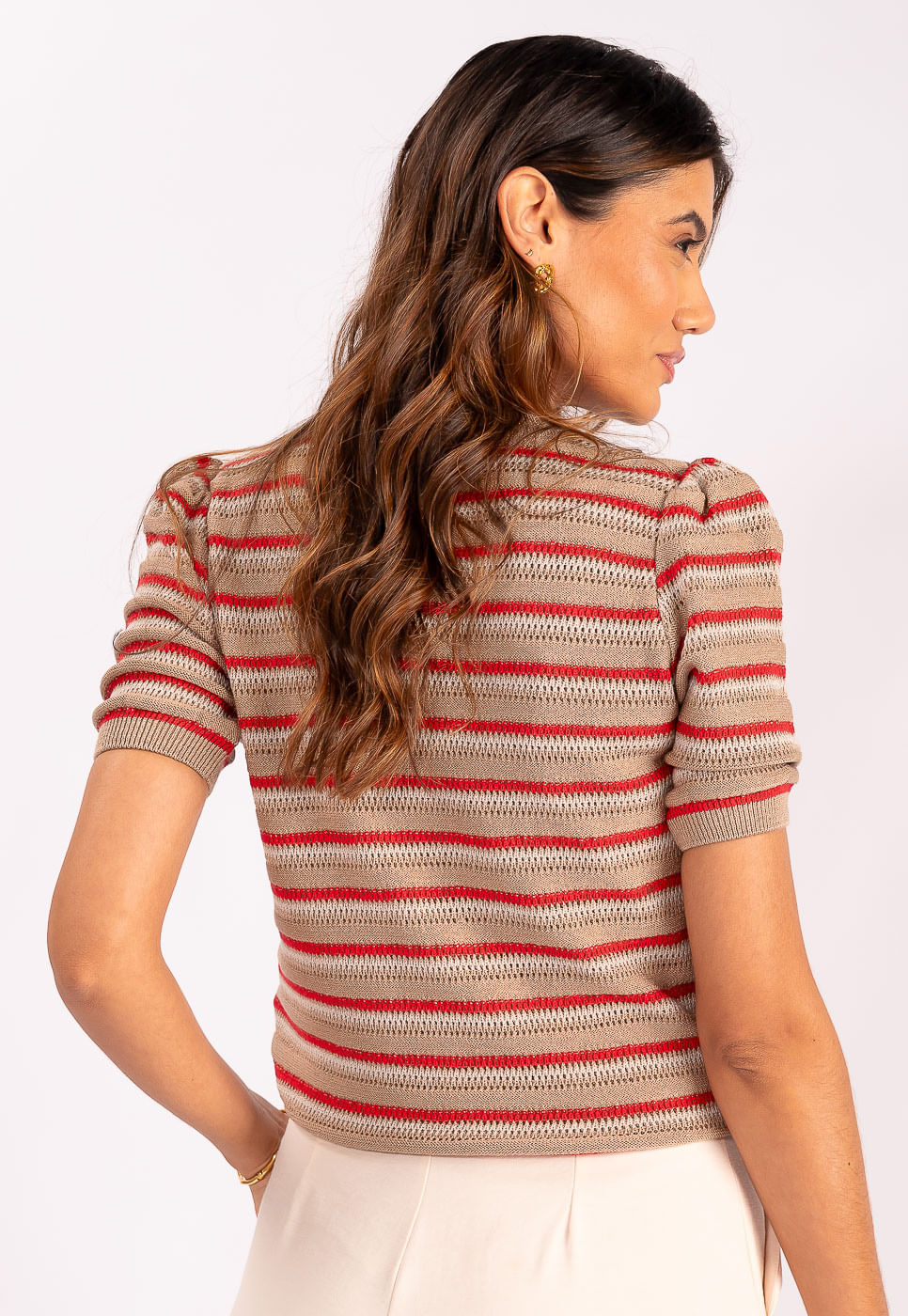 242011262A_BLUSA-MANGA-CURTA-EM-TRICOT-LISTRADO-BEGE-E-VERMELHO_5
