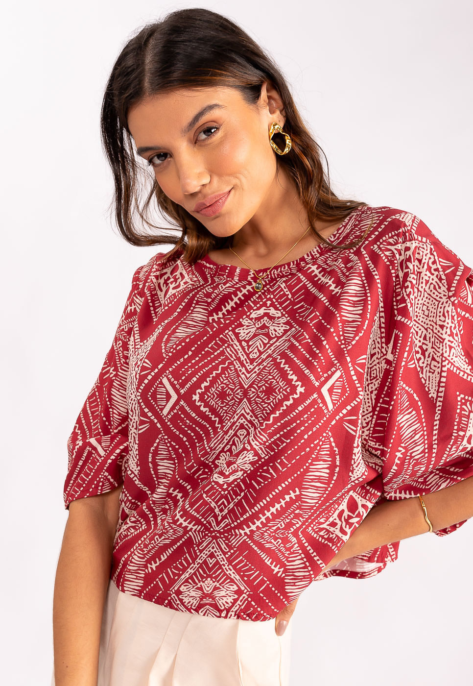 242011269A_BLUSA-MANGA-CURTA-AMPLA-EM-VISCOSE-TRIBAL-VERMELHO_2