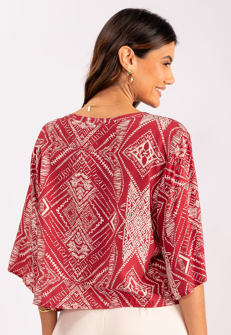 242011269A_BLUSA-MANGA-CURTA-AMPLA-EM-VISCOSE-TRIBAL-VERMELHO_3