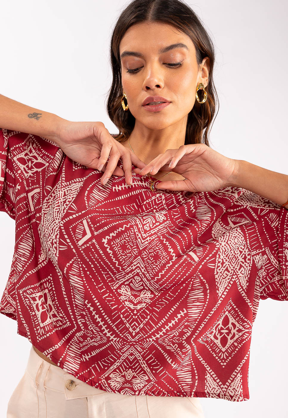 242011269A_BLUSA-MANGA-CURTA-AMPLA-EM-VISCOSE-TRIBAL-VERMELHO_5
