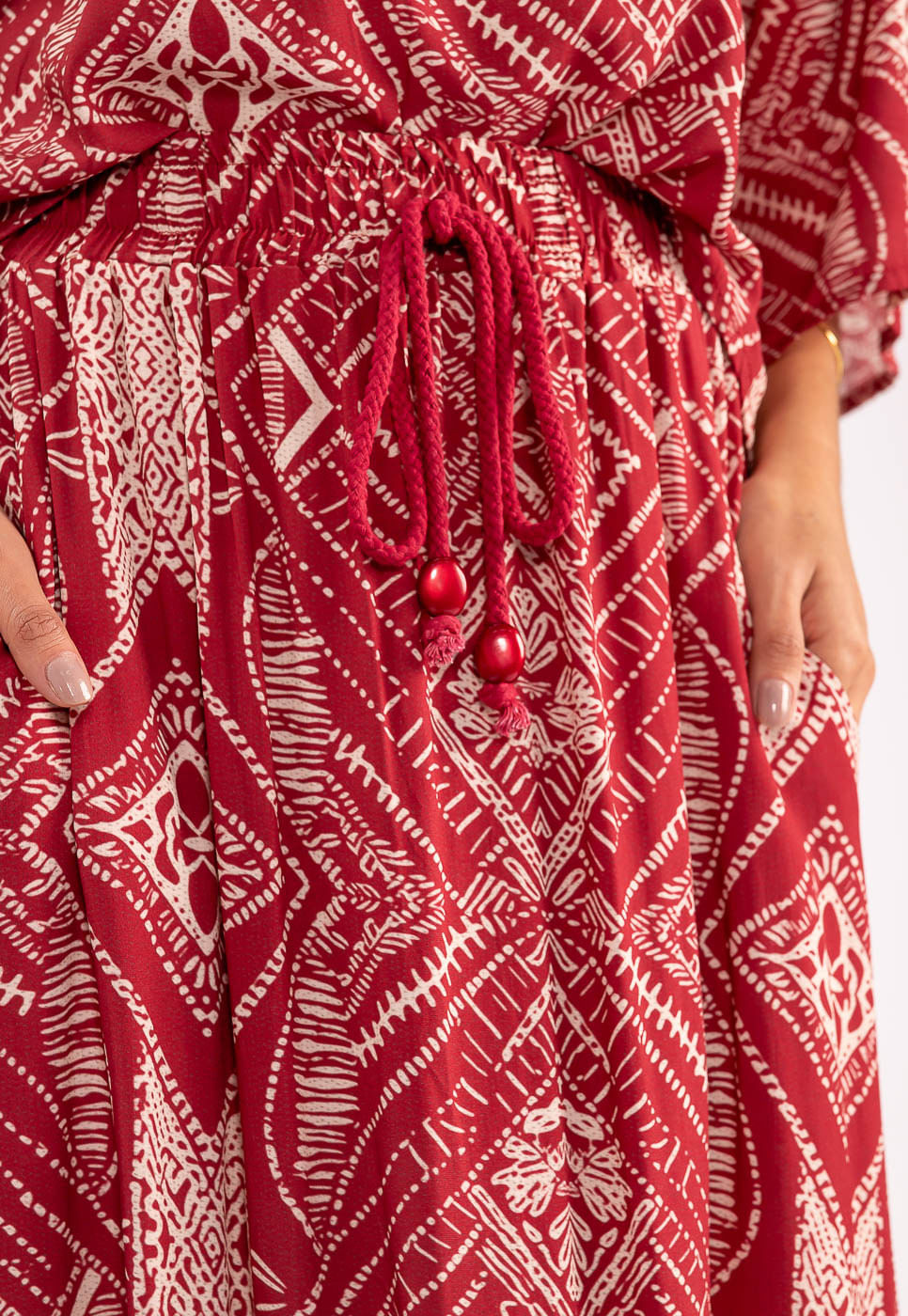 242020225A_SAIA-LONGA-COM-BOLSOS-EM-VISCOSE-TRIBAL-VERMELHO_5