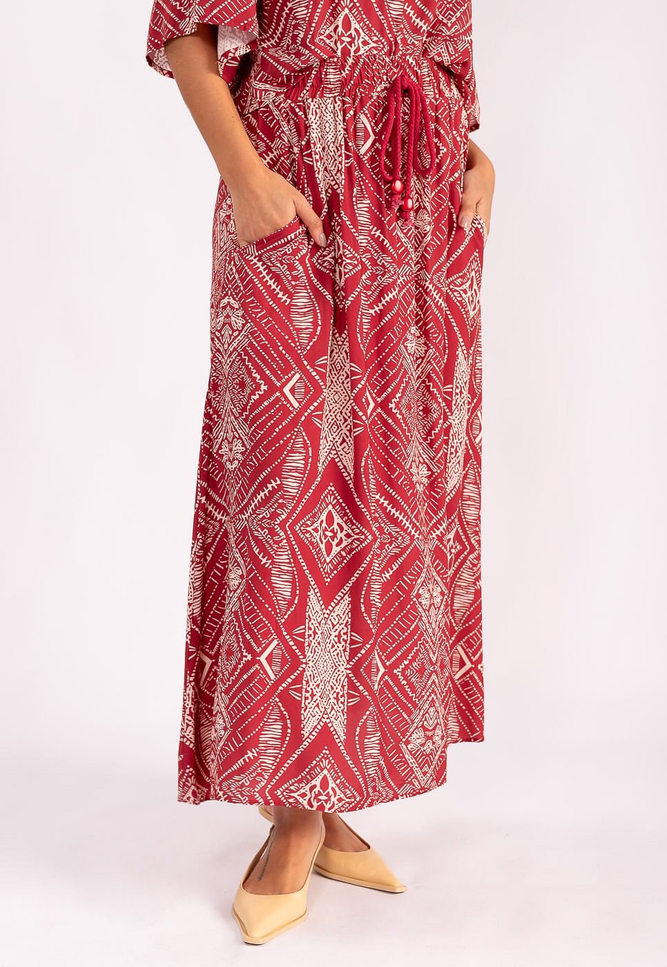 242020225A_SAIA-LONGA-COM-BOLSOS-EM-VISCOSE-TRIBAL-VERMELHO_999