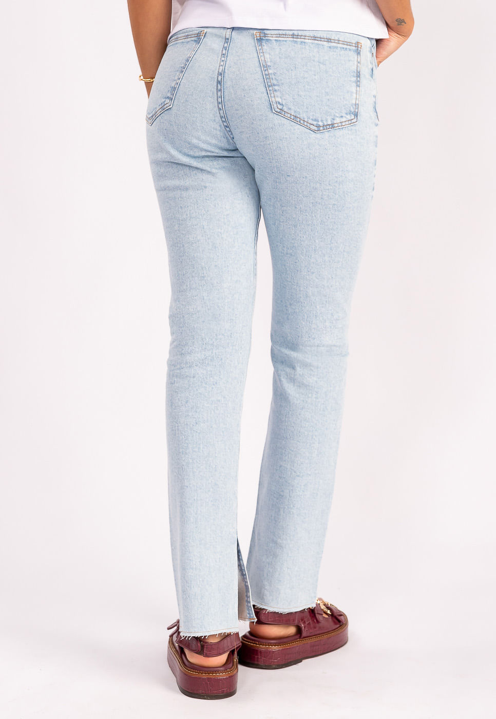242070365A_CALCA-SKINNY-ABERTURA-NA-BARRA-EM-JEANS-AZUL-CLARO_6