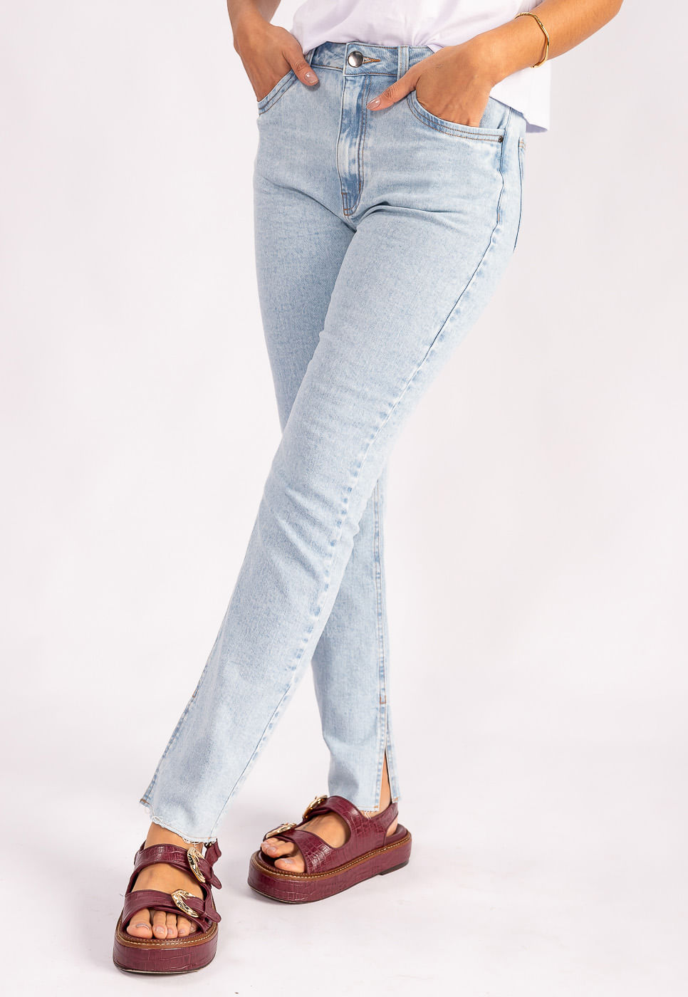 242070365A_CALCA-SKINNY-ABERTURA-NA-BARRA-EM-JEANS-AZUL-CLARO_999