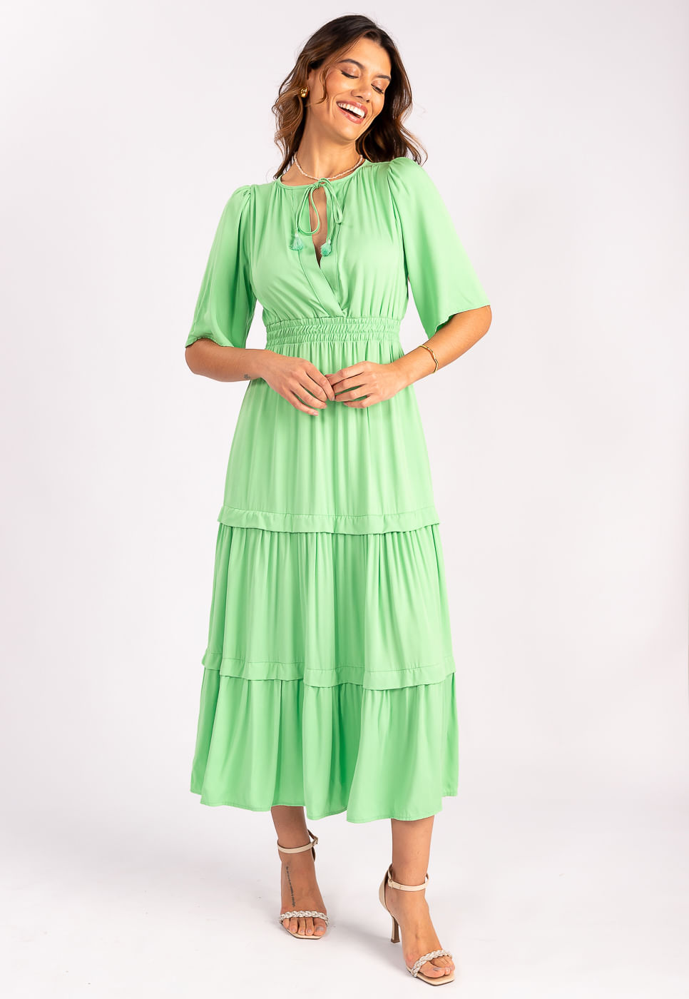 242030735A_VESTIDO-MIDI-DECOTE-COM-AMARRACAO-EM-VISCOSE-VERDE-MATCHA_4