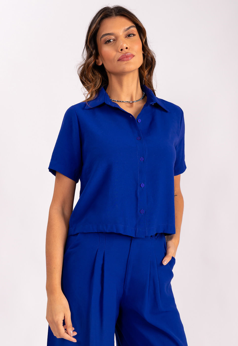 242011256B_CAMISA-CROPPED-ALFAIATARIA-EM-VISCOSE-AZUL-COBALTO_1