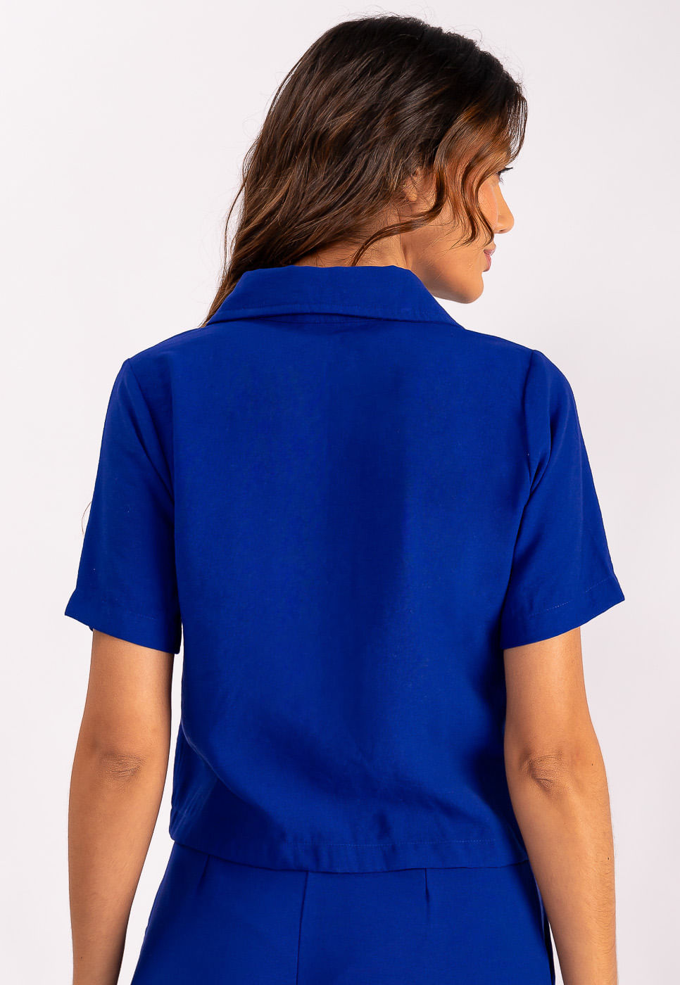 242011256B_CAMISA-CROPPED-ALFAIATARIA-EM-VISCOSE-AZUL-COBALTO_3