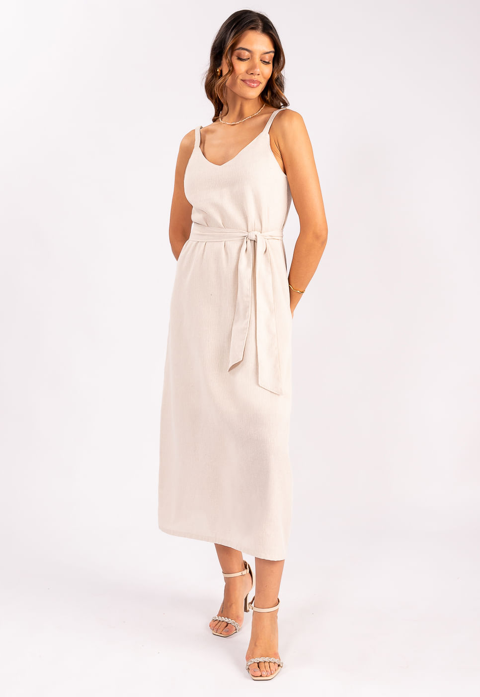 242030734A_VESTIDO-MIDI-COM-AMARRACAO-EM-TECIDO-TEXTURIZADO-BEGE-CLARO_1