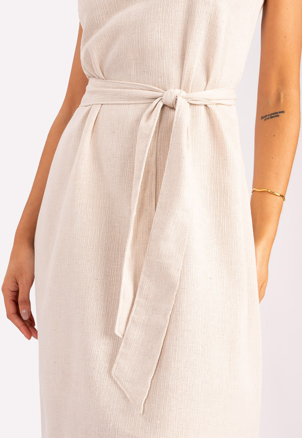 242030734A_VESTIDO-MIDI-COM-AMARRACAO-EM-TECIDO-TEXTURIZADO-BEGE-CLARO_3