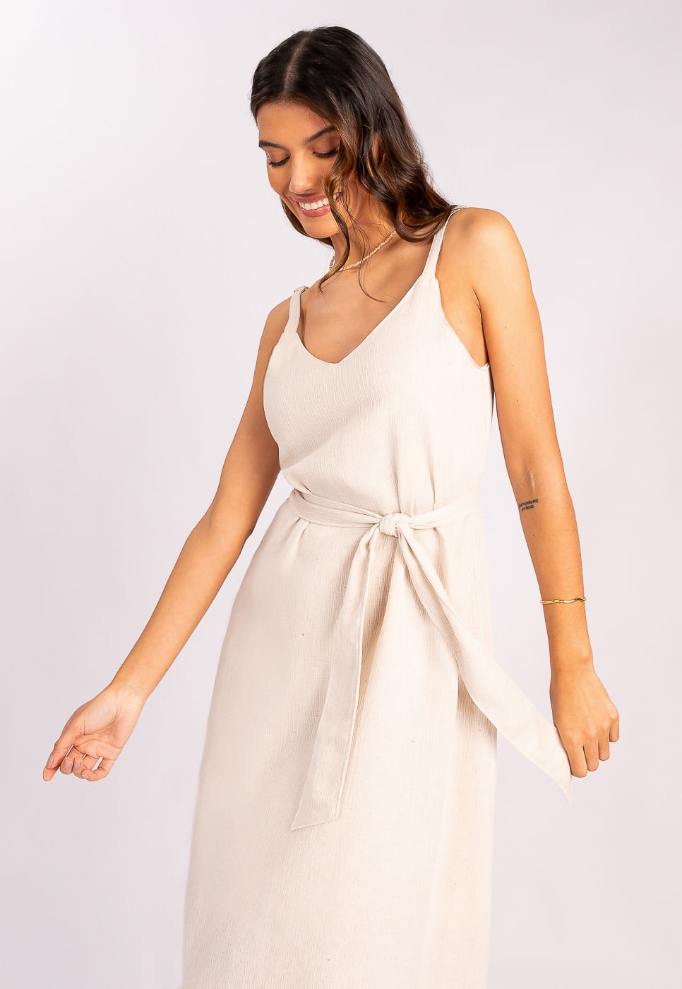 242030734A_VESTIDO-MIDI-COM-AMARRACAO-EM-TECIDO-TEXTURIZADO-BEGE-CLARO_4