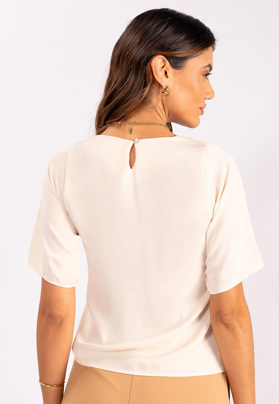242011267A_BLUSA-MANGA-CURTA-EM-TECIDO-ACETINADO-OFF-WHITE_5