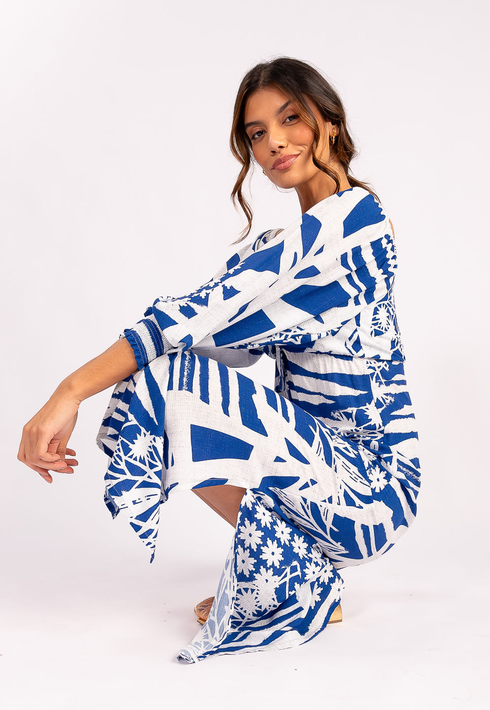 242030742A_VESTIDO-MIDI-DECOTE-FRANZIDO-EM-VISCOSE-ABSTRATO-MARINHO_4