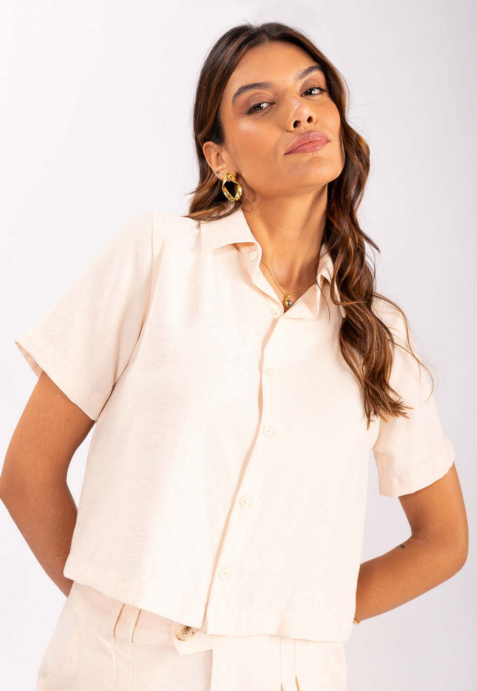 242011256A_CAMISA-CROPPED-ALFAIATARIA-EM-VISCOSE-CREME_1