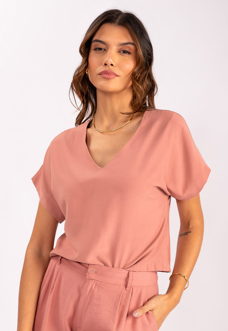 242011295A_BLUSA-DECOTE-V-ALFAIATARIA-EM-VISCOSE-ROSE_3